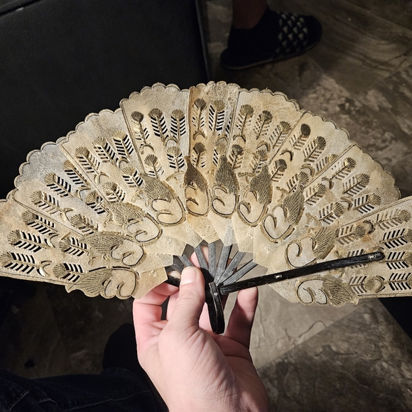 Indonesian Buffalo Vellum Holding hand fan - Picture 2 of 2